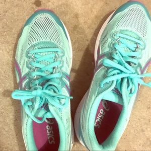 ASICS women’s GT-1000 6 running  size 6 1/2 D